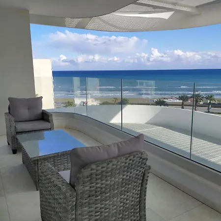 Appartamento The Pearl Of Mackenzie Lifestyle - Travel & Life Larnaca